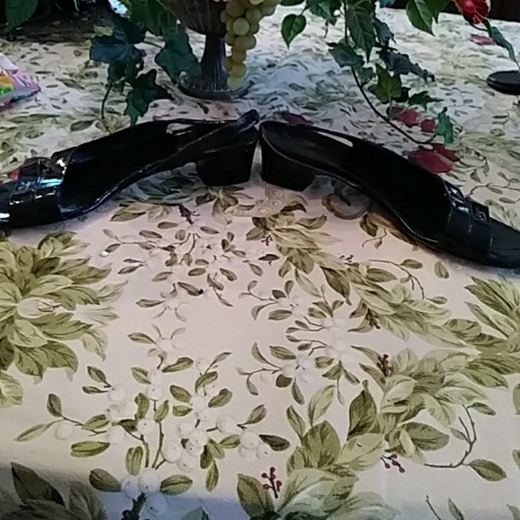 Ferragamo black patent slingbacks sz 7.5AA - Picture 2 of 6